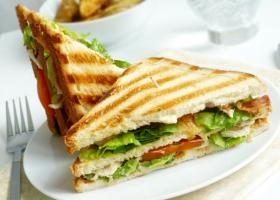 Zatvoreni sendviči: priprema hamburgera i sendviča za piknik kod kuće