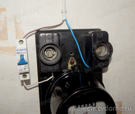 Sayac Uzerindeki Siyah Sovyet Sigortalarini Degistirin Daire Elektrik Sayaclari