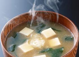 Recepty na polévku Miso Přidejte pražená sezamová semínka