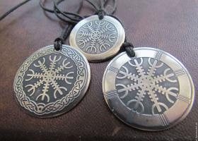 Skandinávské amulety: koncept, typy a význam Helm hororu, co jiného si nechat tetovat